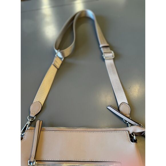 Gorgeous Sondra Roberts Squared crossbody; metalic silver and taupe - Picture 5 of 9
